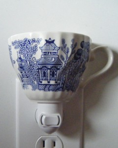 Churchill of England Fine China Blue Willow Pattern Tea Cup Night Light