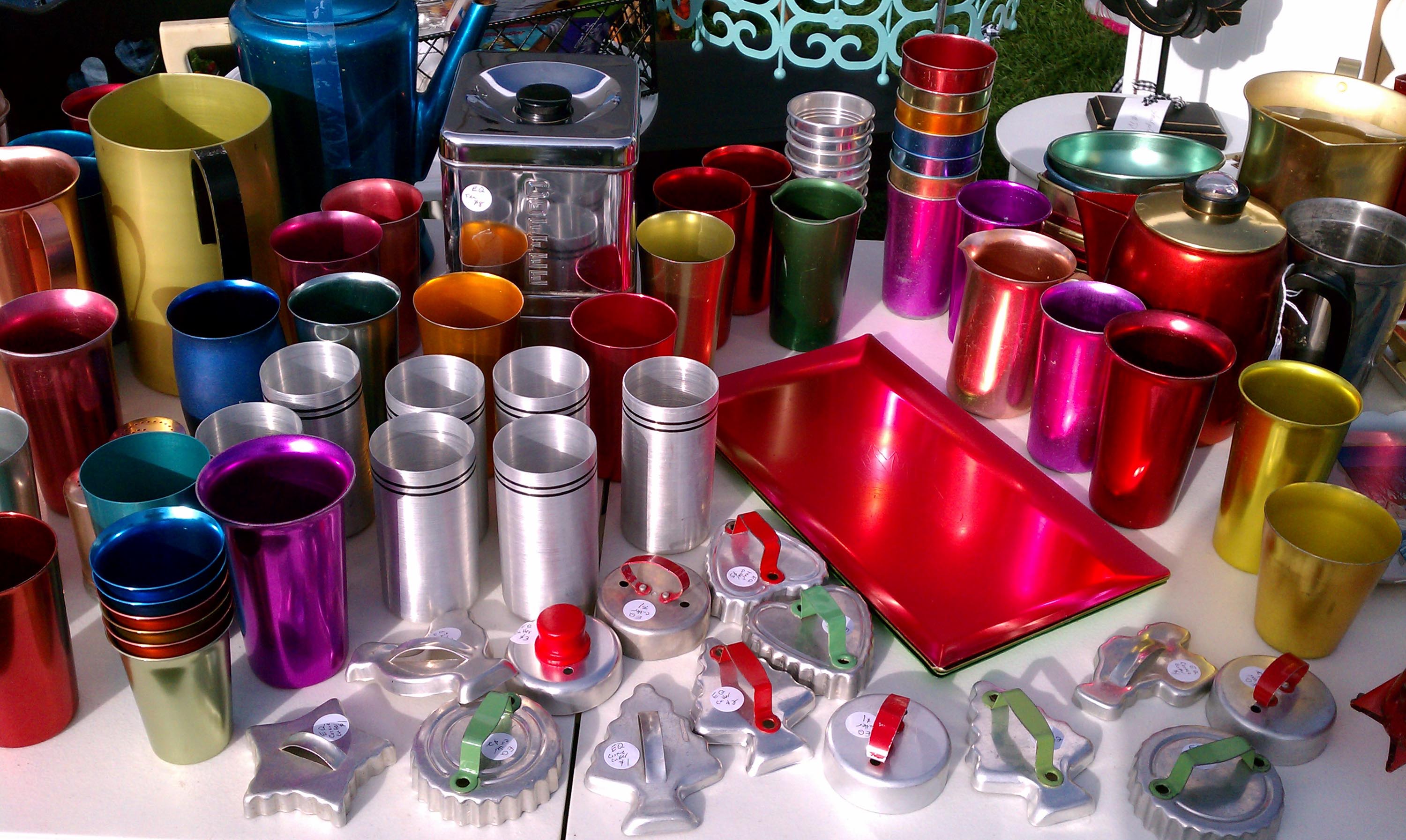 pieces have plastic Some measuring pieces aluminum vintage handles. colored black) (usually cups have Some pieces have plastic Some measuring pieces aluminum vintage handles. colored black) (usually cups have Some